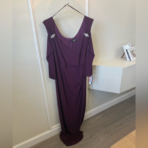 NWT R&M Richard's Maxi Gown; 20W Cold shoulder New!!!! Never Used! - Picture 4 of 10
